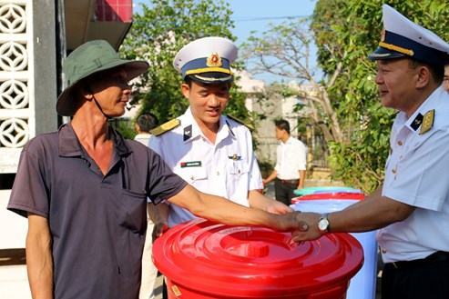 Lần đầu tiên, Hải quân điều tàu chuyên dụng cấp nước ngọt cho người dân vùng hạn mặn - ảnh 16