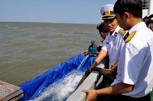 Lần đầu tiên, Hải quân điều tàu chuyên dụng cấp nước ngọt cho người dân vùng hạn mặn - ảnh 7