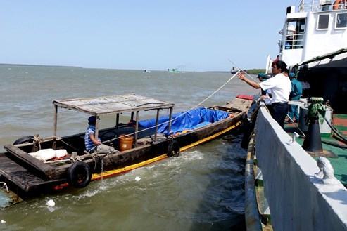 Lần đầu tiên, Hải quân điều tàu chuyên dụng cấp nước ngọt cho người dân vùng hạn mặn - ảnh 8