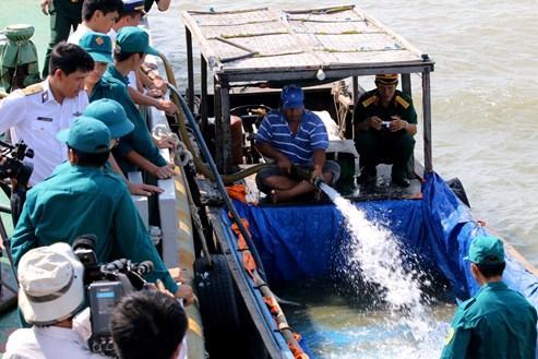 Lần đầu tiên, Hải quân điều tàu chuyên dụng cấp nước ngọt cho người dân vùng hạn mặn - ảnh 9