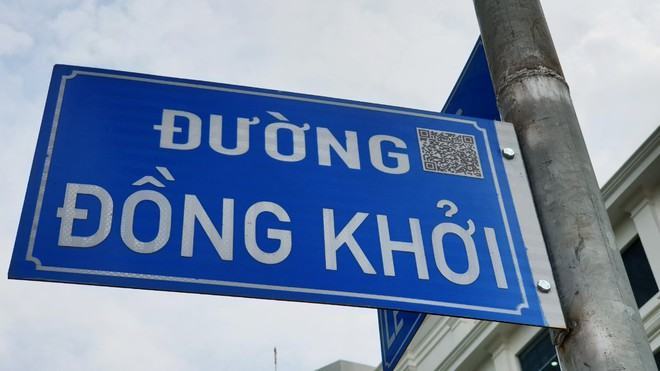 Lần đầu tiên TP.HCM gắn QR code trên bảng tên đường