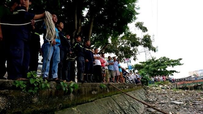 Lặn mò điện thoại rớt dưới kênh, một người chết đuối