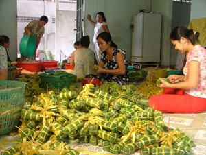 Làng bánh tét bên sông Tiền