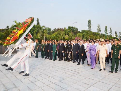 Lãnh đạo TP dâng hương tưởng niệm các anh hùng liệt sĩ