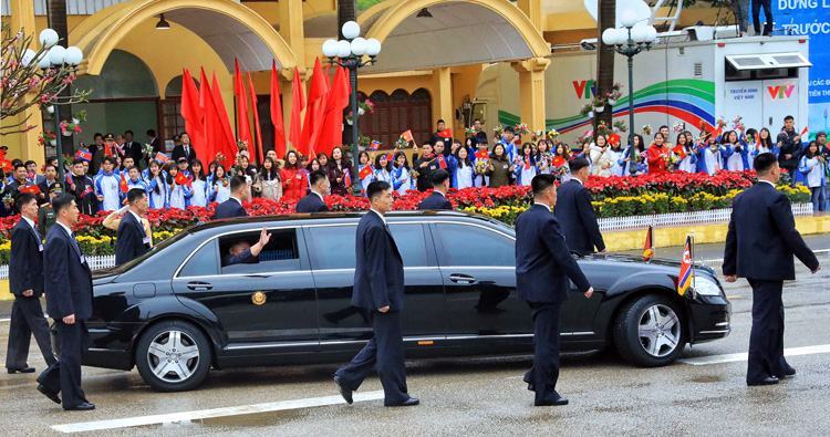 Ông Kim Jong-un hạ kính chào người dân Đồng Đăng, Lạng Sơn trước khi xe lăn bánh về Hà Nội. Ảnh: Hữu Khoa