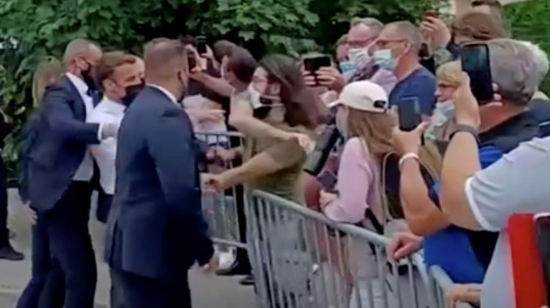 Ảnh chụp thời điểm ông Macron bị tấn công /// REUTERS