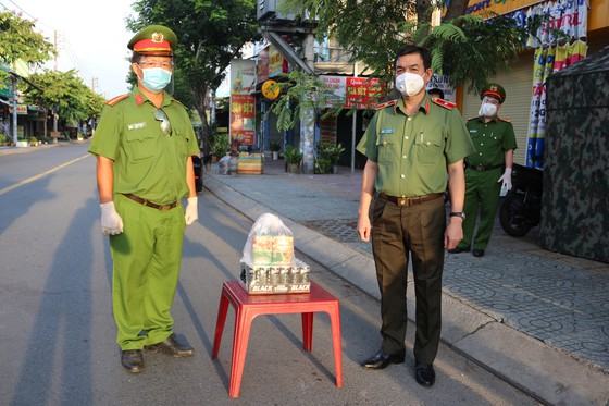 Lãnh đạo Công an TPHCM thăm hỏi, trao quà cán bộ chiến sĩ tại chốt kiểm soát phòng, chống dịch ảnh 2