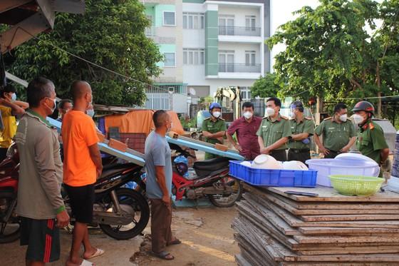 Lãnh đạo Công an TPHCM thăm hỏi, trao quà cán bộ chiến sĩ tại chốt kiểm soát phòng, chống dịch ảnh 3