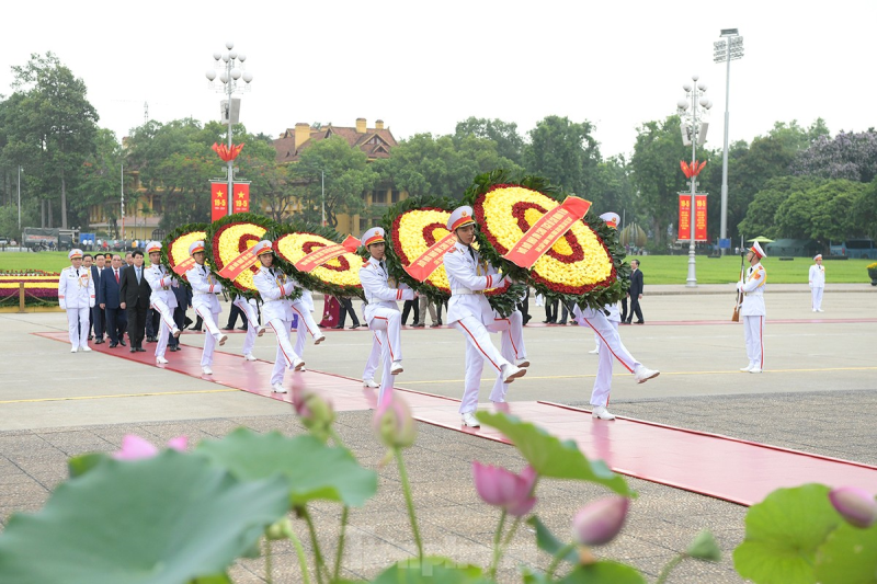 Lãnh đạo Đảng, Nhà nước viếng Chủ tịch Hồ Chí Minh nhân Ngày sinh của Người ảnh 1