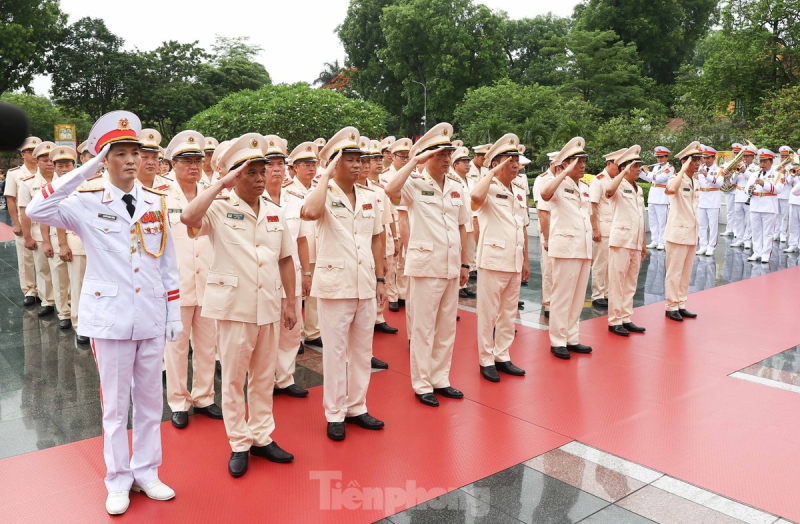 Lãnh đạo Đảng, Nhà nước viếng Chủ tịch Hồ Chí Minh nhân Ngày sinh của Người ảnh 16