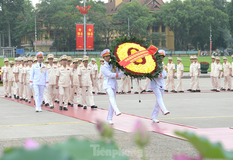 Lãnh đạo Đảng, Nhà nước viếng Chủ tịch Hồ Chí Minh nhân Ngày sinh của Người ảnh 7