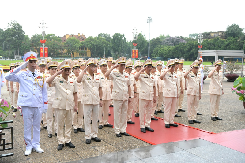 Lãnh đạo Đảng, Nhà nước viếng Chủ tịch Hồ Chí Minh nhân Ngày sinh của Người ảnh 8