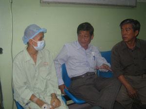 Lãnh đạo Sở GD-ĐT TP.HCM thăm cô giáo Ngọc Hân