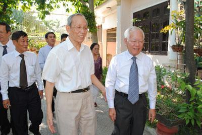 Lãnh đạo thành phố thăm, chúc mừng các nhà giáo