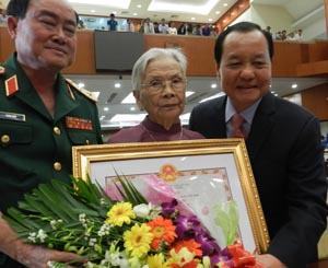 Lãnh đạo TP tưởng niệm anh hùng liệt sĩ