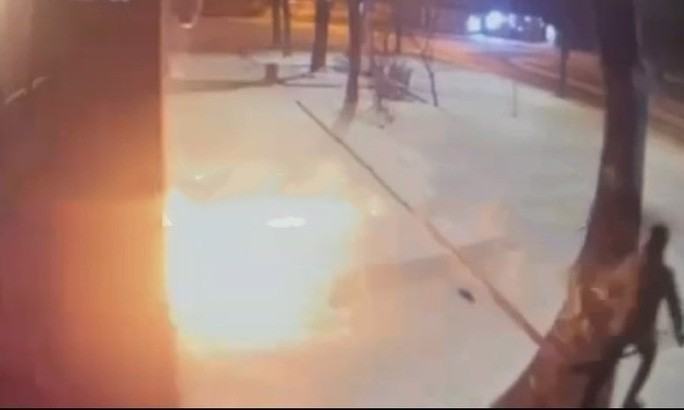 Lãnh sự quán Nga bị ném bom xăng - Ảnh 1.