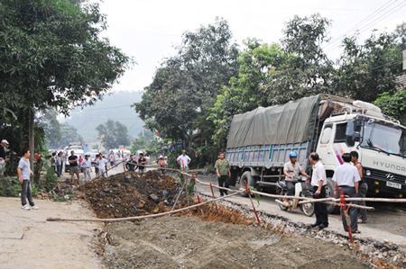 Lào Cai: Xe tải sa lầy, hàng trăm xe ùn ứ trên quốc lộ