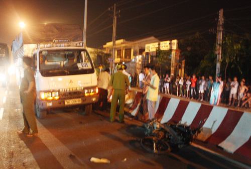 Lao vào xe tải đang dừng, 1 người tử vong tại chỗ