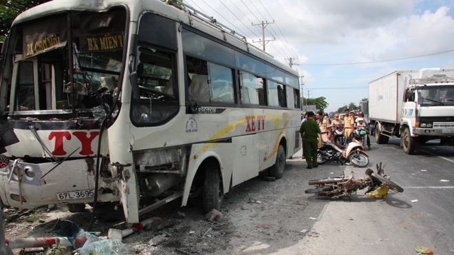Lao xe vào trụ đèn để khỏi tông hàng chục người