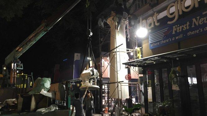 Lắp đặt ngọn hải đăng tại đường sách TP.HCM