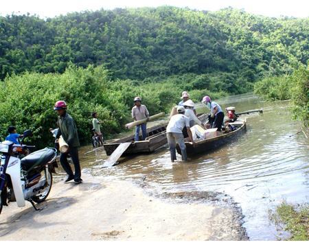 Lật thuyền giữa hồ, hai người mất tích