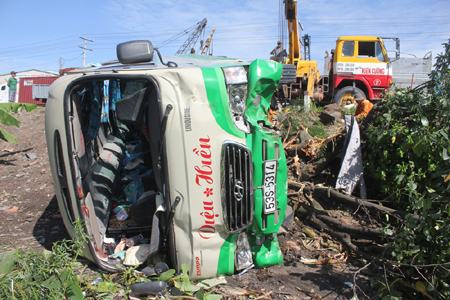 Lật xe, 28 hành khách thoát chết