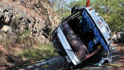 Lật xe khách, 15 người nhập viện