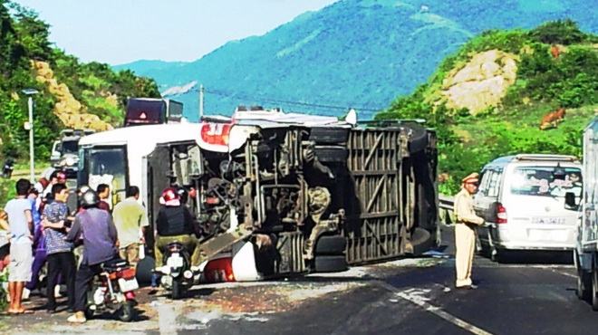 Lật xe khách ở Đèo Cổ Mã, 13 người bị thương