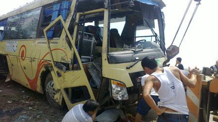 Lật xe khách trên Quốc lộ 1A, 52 người thoát chết
