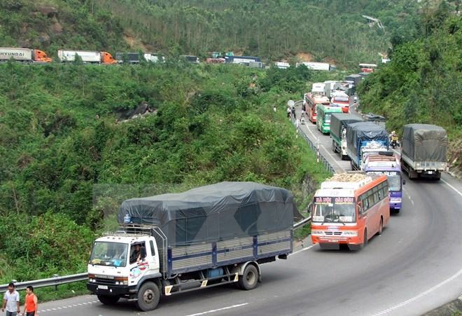 Lật xe tải gây ách tắc giao thông hàng giờ tại khu vực Đèo Cả