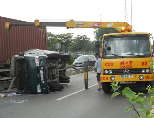 Lật xe tải, hàng chục bình gas lăn lóc khắp đường