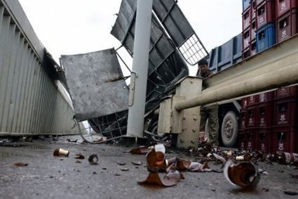 Lật xe tải trên cầu Thăng Long