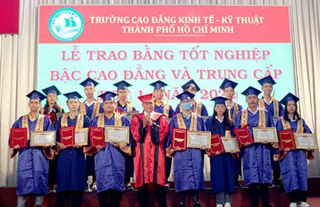 Tổ chức lễ tốt nghiệp cho học sinh, sinh viên