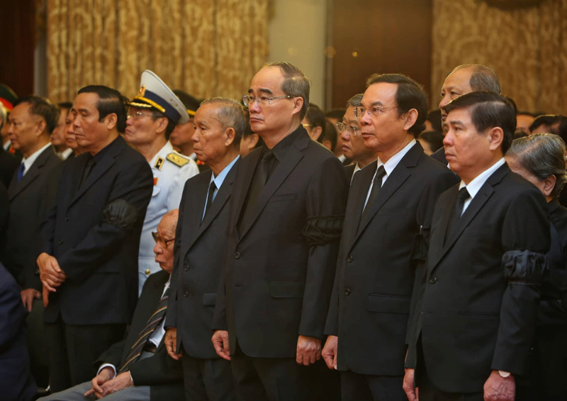 Đoàn lãnh đạo TP.HCM viếng Chủ tịch nước Trần Đại Quang tại Hội trường Thống Nhất /// Ảnh: Ngọc Dương