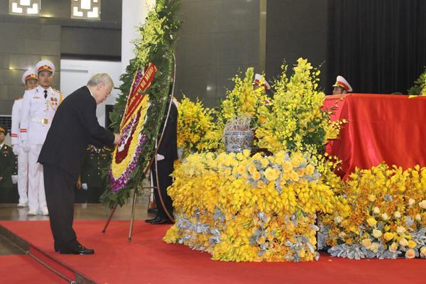 Tổng bí thư Nguyễn Phú Trọng thắp hương viếng cố Tổng bí thư Đỗ Mười. Ảnh: Ngọc Thành