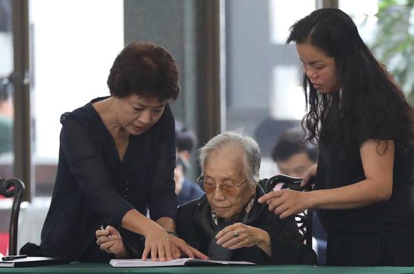 Nguyên Phó chủ tịch nước Nguyễn Thị Bình ghi sổ tang. Ảnh: Ngọc Thành