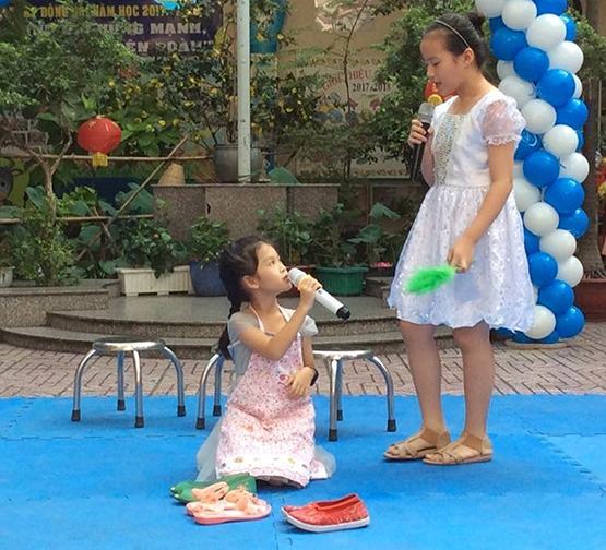 Học sinh tiểu học trải nghiệm lễ hội tiếng Anh