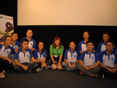 Lên mạng xã hội xin học bổng