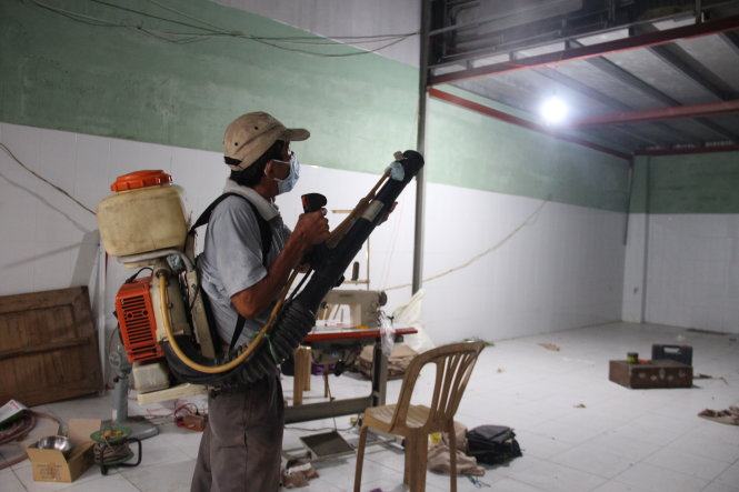 Len từng ngõ ngách để… diệt muỗi 