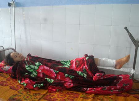 Leo núi đi dạy học, cô giáo bị ngã đa chấn thương