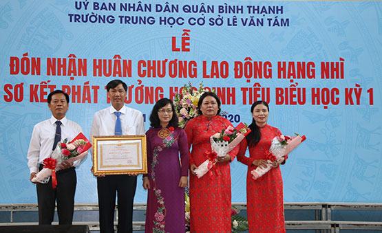 Trường THCS Lê Văn Tám đón nhận Huân chương Lao động hạng Nhì