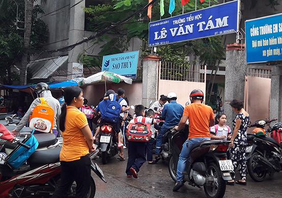 Trường Tiểu học Lê Văn Tám: Nhanh chóng khắc phục trật tự  ATGT trước cổng trường