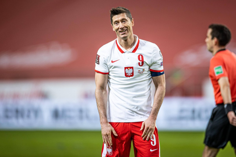 Lewandowski rời sân sớm, Bayern đứng ngồi không yên