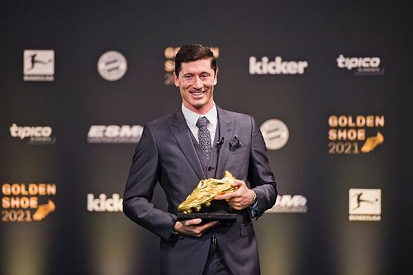 Lewandowski tươi rói nhận Chiếc giày vàng châu Âu