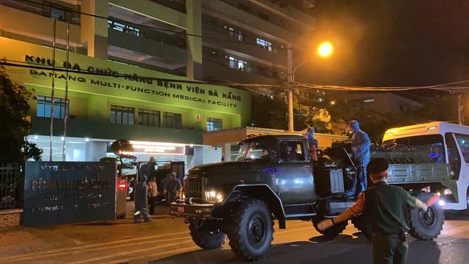 Tiểu đoàn hóa học 78 Quân khu 5 triển khai phun hóa chất tại Bệnh viện Đà Nẵng   /// Ảnh: Huy Đạt