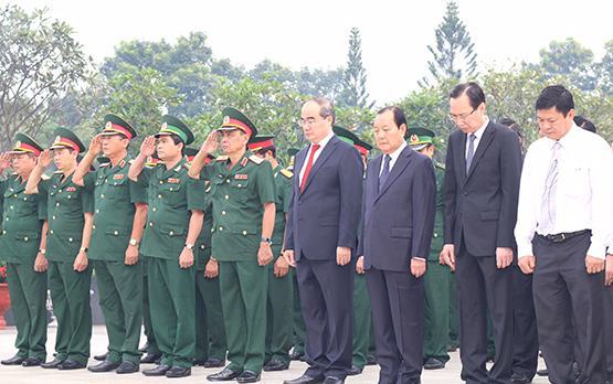Lãnh đạo TP.HCM dâng hương các Anh hùng liệt sĩ
