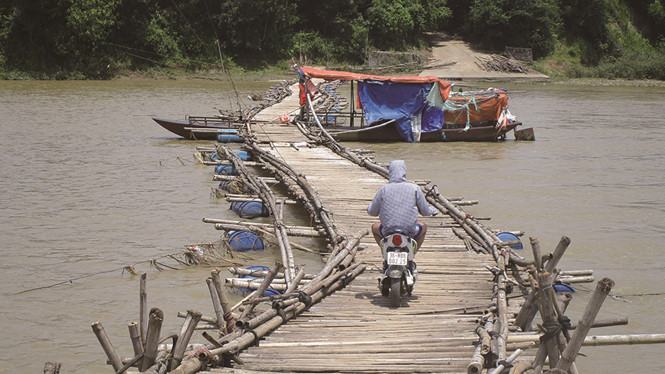 Liều mình qua sông Mã trên cầu phao ọp ẹp