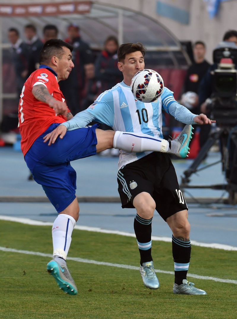 Các cầu thủ Chile sẵn sàng triệt hạ Messi bất cứ lúc nào