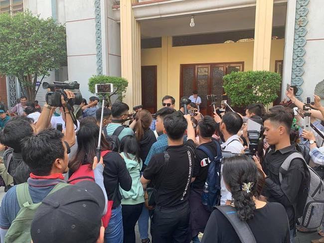 Livestream, quay phim các đám tang nghệ sĩ: Sự vô cảm không có điểm dừng