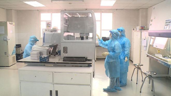 Hiện cả nước có 48/112 đơn vị đủ điều kiện được thực hiện xét nghiệm SARS-CoV-2 bằng kỹ thuật Realtime PCR Ảnh: Thúy Anh